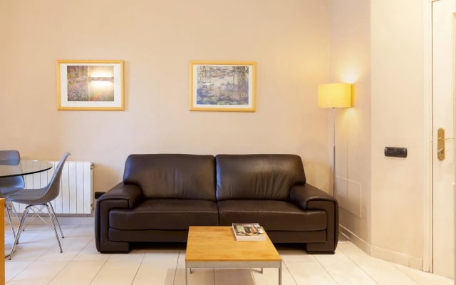 GAUDIR 6 · Soft and bright apartment w/terrace in Eixample