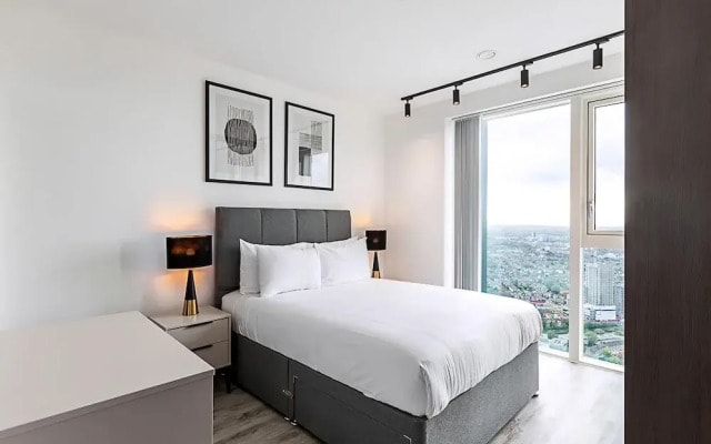 Modern Sky-High Flat In North Acton