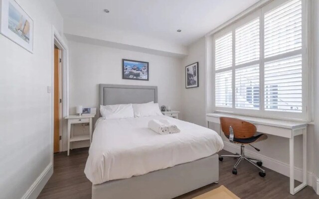 Stylish 2 Bedroom Apartment in Chelsea With Garden