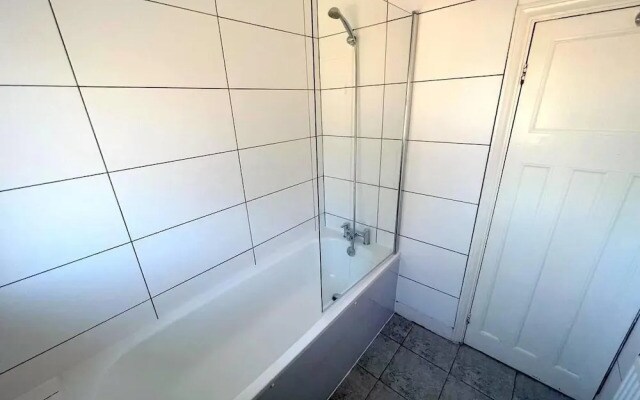 Spacious 4-bed House in Thornton Heath