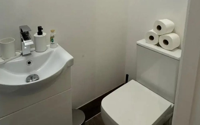 Studio - Sleeps 2 - Parking - Close to Paddington