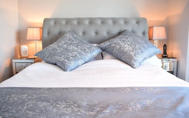 Newly Refurbished Thameside Apartment