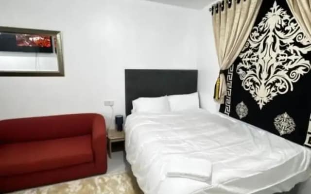 OYO Unique Guestroom - Farnworth, Easy Access to Bolton