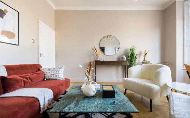The Ealing Escape - Elegant 2BDR Flat With Parking