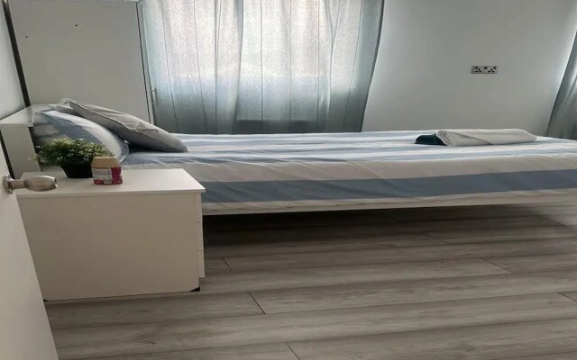 Apartment - Sleeps 2 - Acton Park & Stn Close