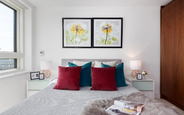 Lovely 2-Bed/2-Bath Apartment In Lincoln Plaza