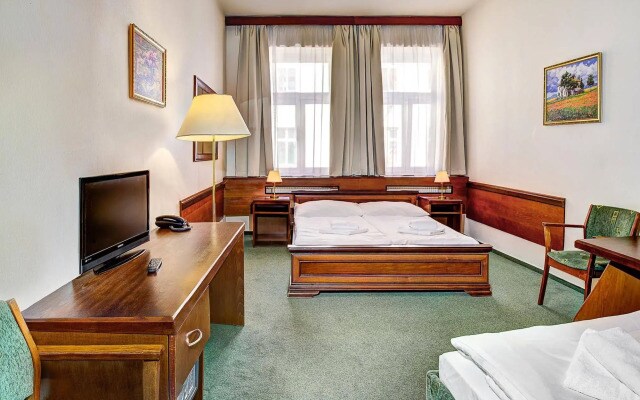 Three Crowns Hotel