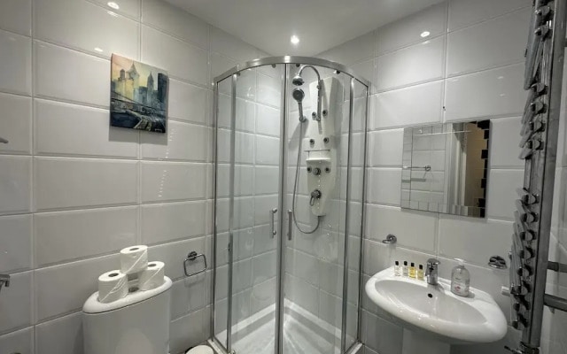 Gorgeous 4 Bedrooms, 5-baths House Central London