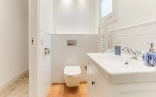Bright 2 Bed Easily Connected to the Center