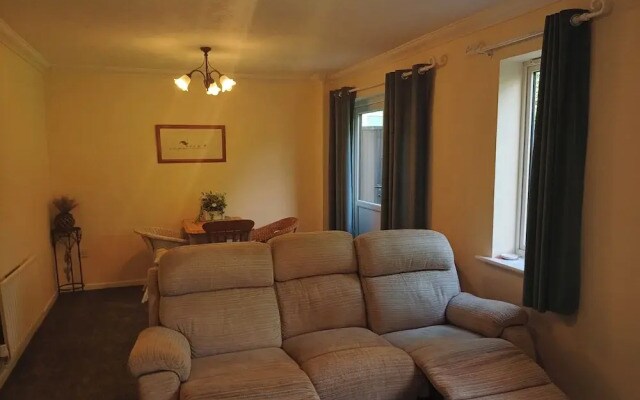 3 Bed House - Sleeps 5 - Pets - Parking