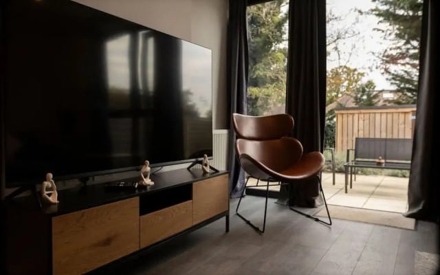 3-bed 2-bath Wembley Apartment With Free Parking
