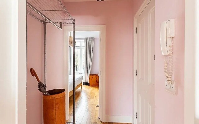 Chic Gunter Grove Flat - London Retreat