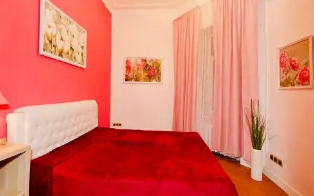Gnezdnikovsky Pereulok Apartment