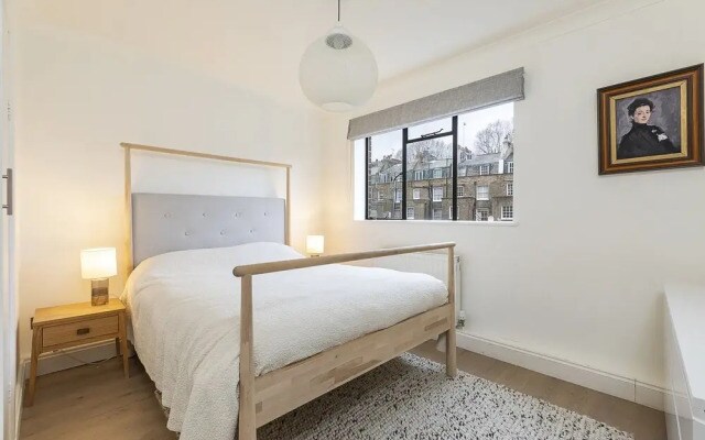 Modern 2BR Flat Minutes From Kensington Gardens