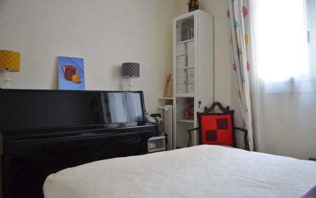 Bright Montmartre 1 Bedroom Flat