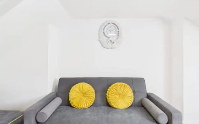 4BR London Home Piccadilly Line Sleeps 9