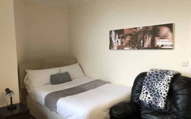 2 Bed Flat by Shoreditch Station Zone 1