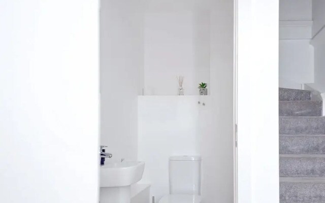 Cosy 2 Bedroom 2 Bath Apartment With Free Parking
