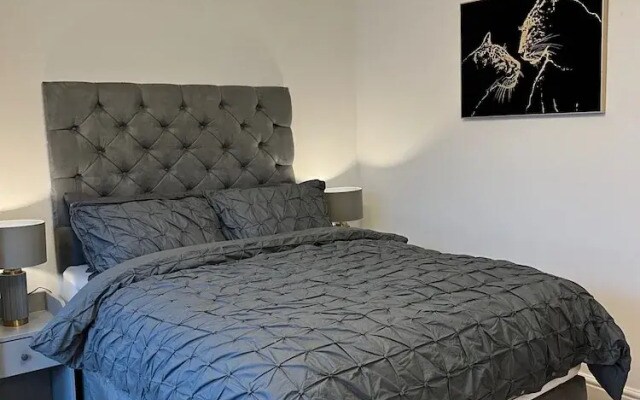 Cozy London Apartment , 2 Minutes to Tube!