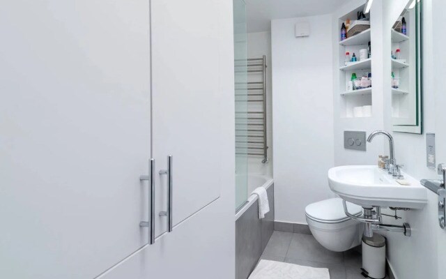 Spacious 2BR in West Kensington by GuestReady