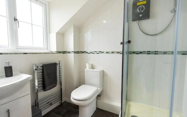 Bright & Modern 4 Bedroom Townhouse