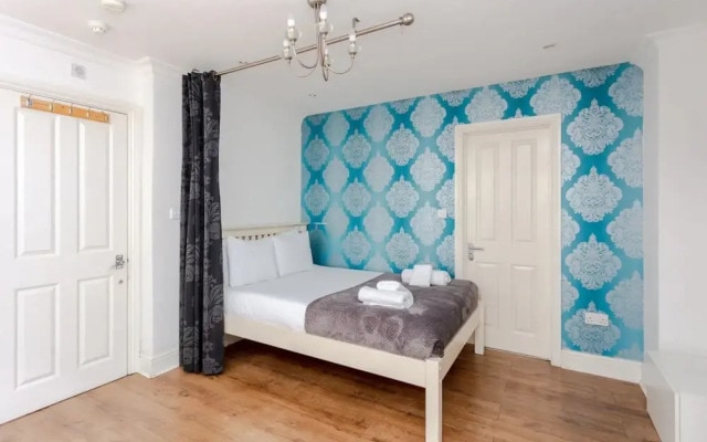 Airy Studio Apartment in Vibrant East London
