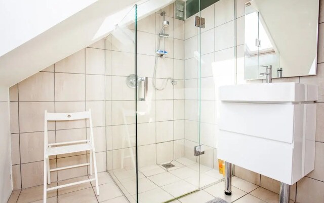 Bright 3 Bedroom Home in Clapham South