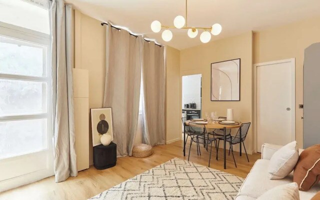 Bright Modern Studio Near the Seine Paris 16