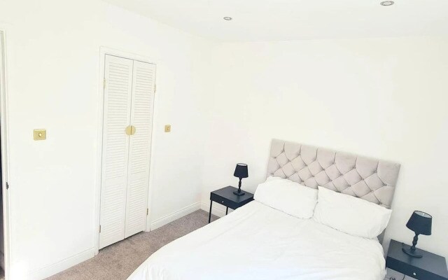 Charming 2-bed House in London