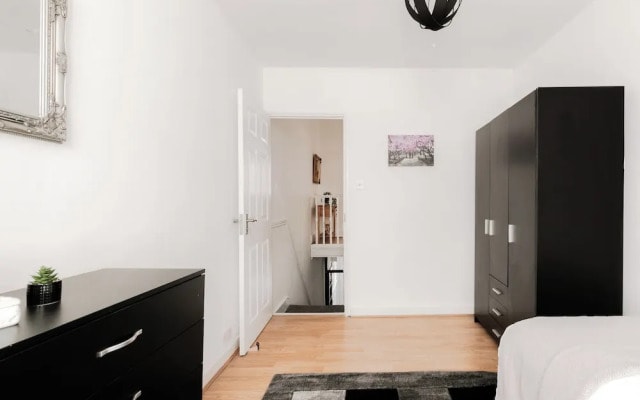 4 Bed House - Sleeps 6 - Garden, Pets, Wifi