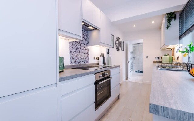 Stunning 3-bed House Amazing Location Sleeps 5
