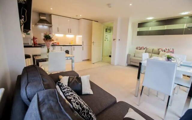 Light & Airy 1bed Barons Court Flat Lift & Balcony