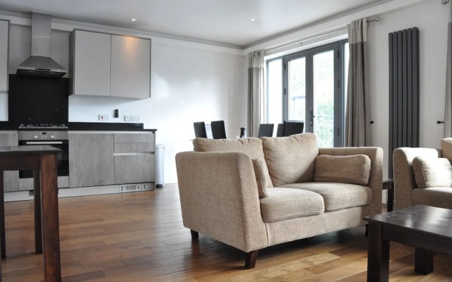 Spacious Contemporary 2 Bedroom Flat Near Camberwell
