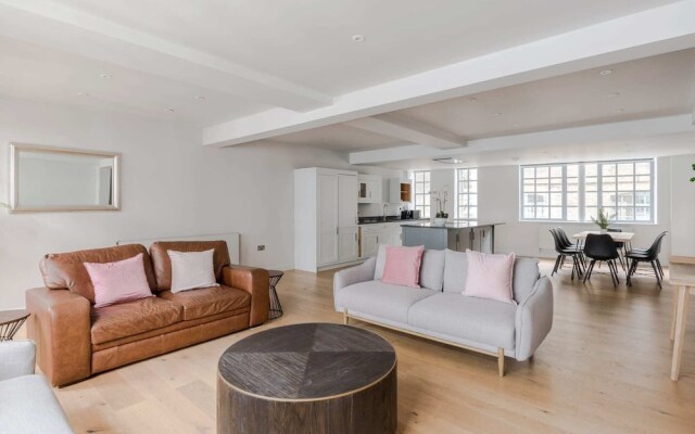 The Eyre Suite Five - Farringdon - by Frankie