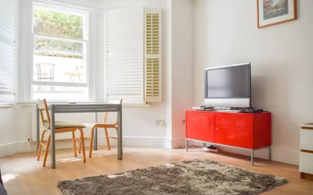 Modern Designer London Studio Flat With Patio