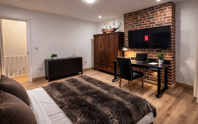 4-BR Liverpool House Free Parking