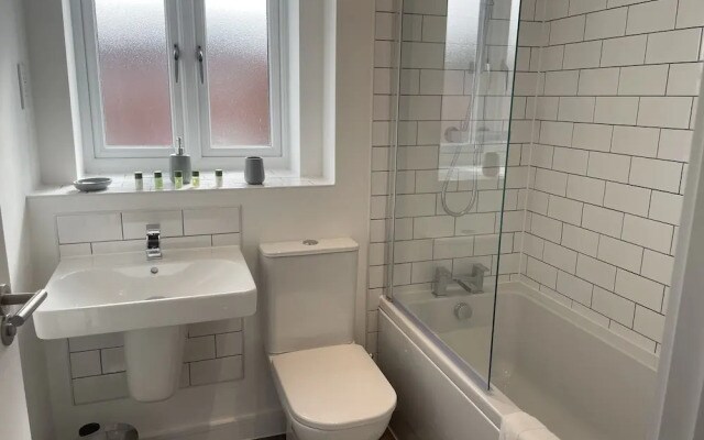Beautiful 3-bed House in Derby With Parking