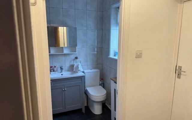 Knotty Ash - 3 Beds - Sleeps 6 - On-site Parking