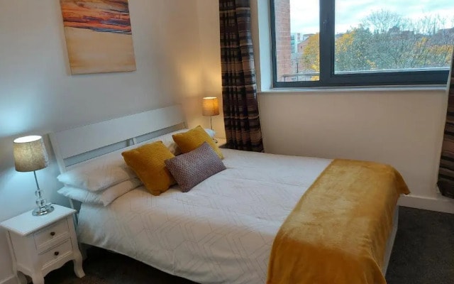 Large 2 Bed, 2 Bath, Free Parking & WiFi