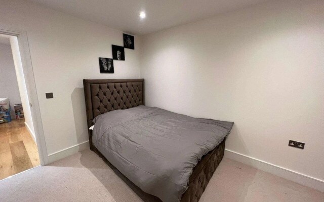 Impeccable 2-bed Apartment in Erith