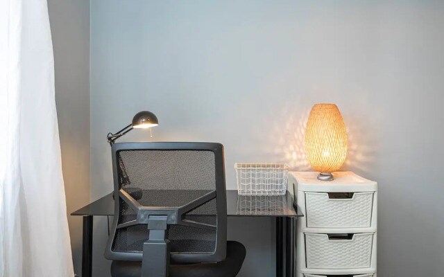 Charming Chiswick Flat by Underthedoormat, London