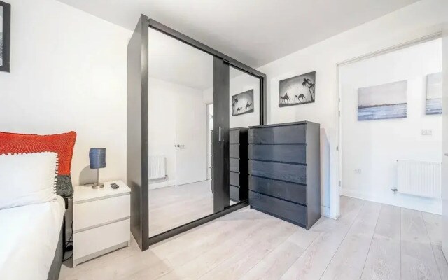 Luxury Central London Balcony 1-bed Apt w/ Parking