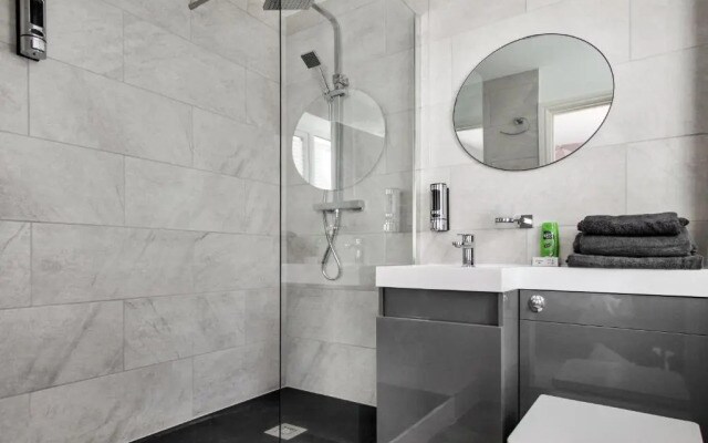 Emerald En-suite in Derby