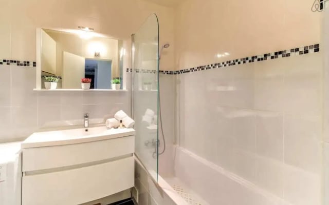 Spacious Apartment Near Exhibition Park