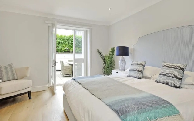 Huge Kensington Garden Flat