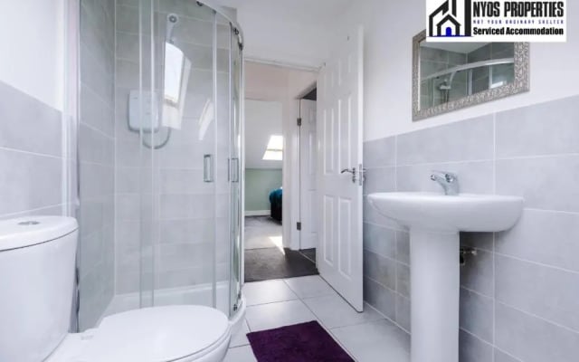 30 Off Monthly Stay/ 4 Bed House/ Free Parking