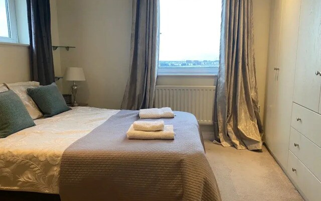 2 Bed Flat - Sleeps 4 - Parking - Wifi