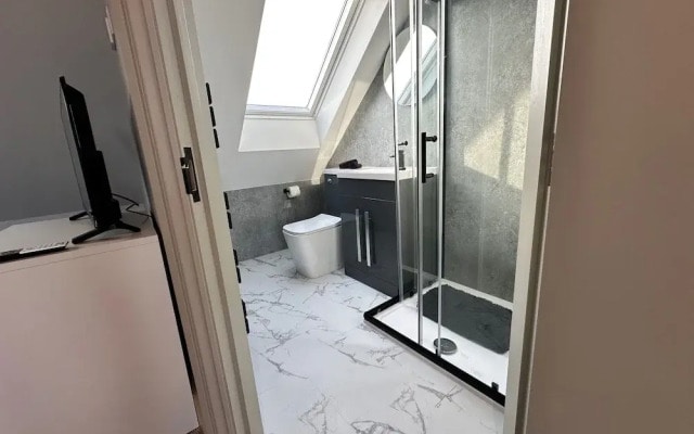 Captivating 6 -bed House in Waltham Abbey
