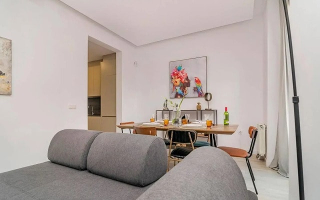Apartment with Balconies in La Latina by Batuecas