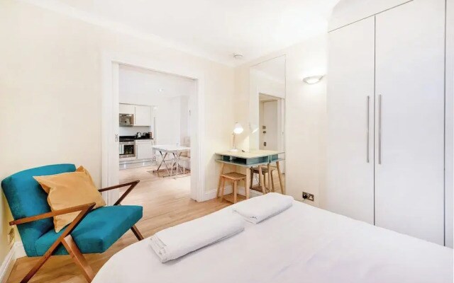 Central Apartment-sleeps 4-98 Walking Score